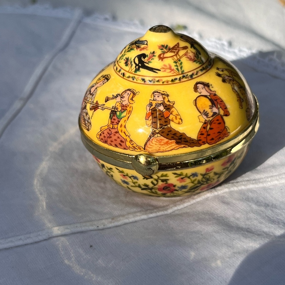 Small Del prado porcelain jewel trinket pillbox